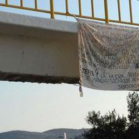 Dejan manta en Chilpancingo en la que acusan al gobernador Astudillo de proteger a líder criminal