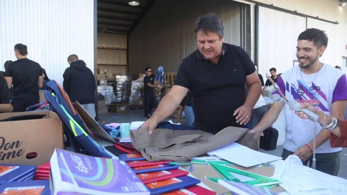 El intendente de Neuquén, Mariano Gaido, en la entrega de los kits escolares. (Municipalidad de Neuquén)
