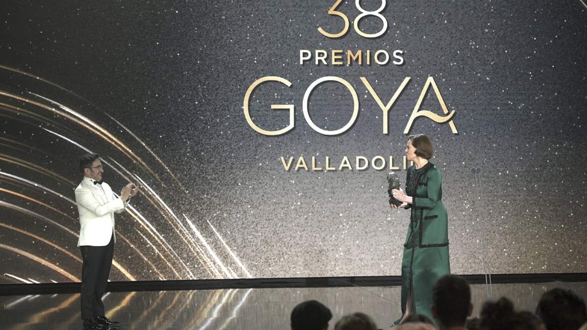 La actriz estadounidense Sigourney Weaver, tras recibir el Goya Internacional de manos del cineasta Juan Antonio Bayona