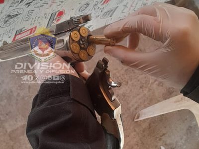 Detuvieron a dos personas en Centenario por un tiroteo y encontraron un arsenal en el lugar donde los encontraron