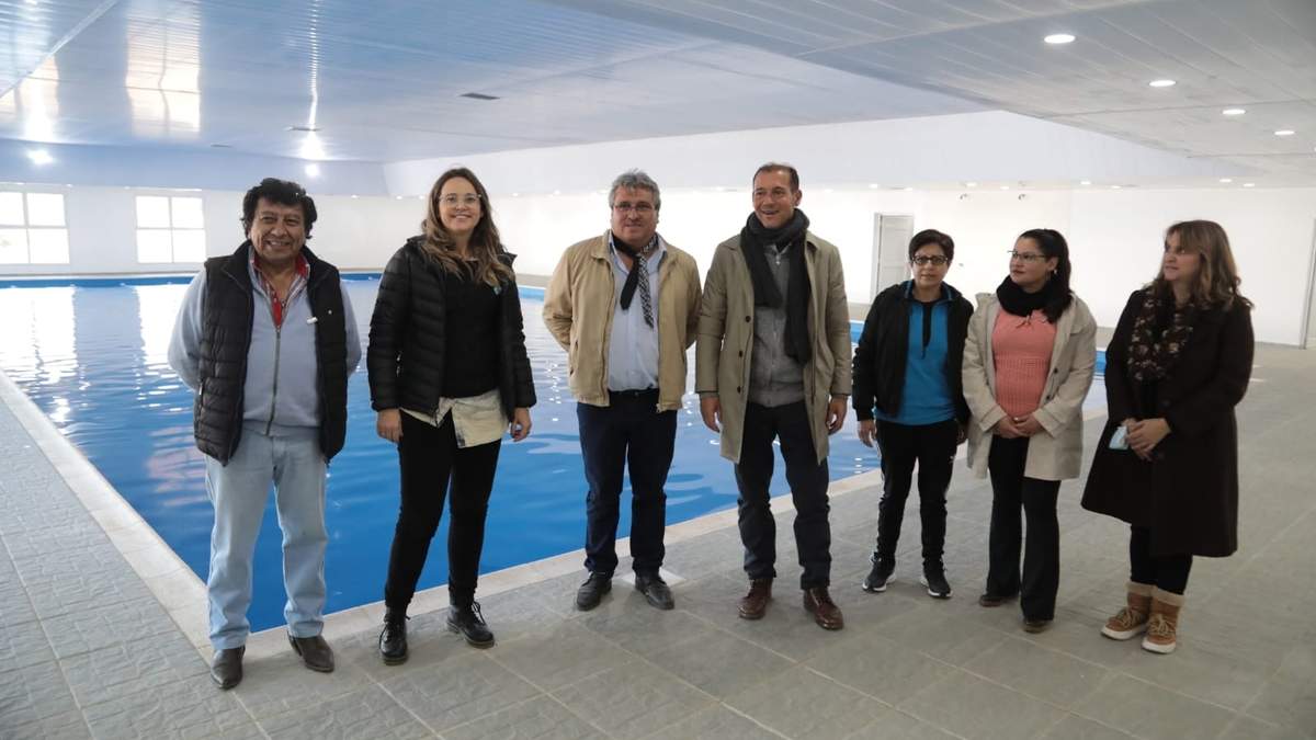 Omar Gutiérrez y funcionarios en la pileta de Loncopué. Fuente: (Twitter)