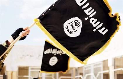 Bandera de Estado Islámico en la ciudad de Raqqa (Siria)