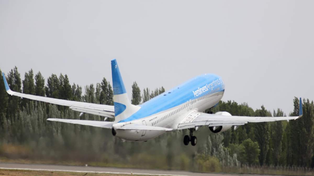 Avión en pleno despegue. Fuente: (Twitter)