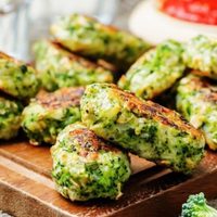 Buñuelos de brócoli al horno: la receta saludable para incorporar verduras de estación