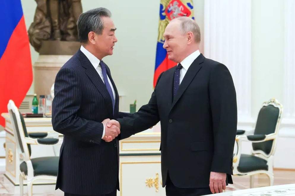 El presidente ruso Vladimir Putin con el director de política exterior del Partido Comunista Chino Wang Yi en Moscú