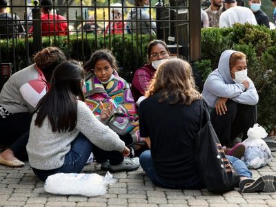 Texas mandó dos colectivos con inmigrantes a la casa de la vicepresidenta de Estados Unidos