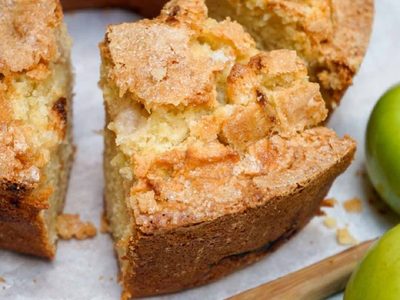 Con solo 2 huevos y 1 manzana rallada: prepará esta torta mega esponjosa para acompañar los mates este finde