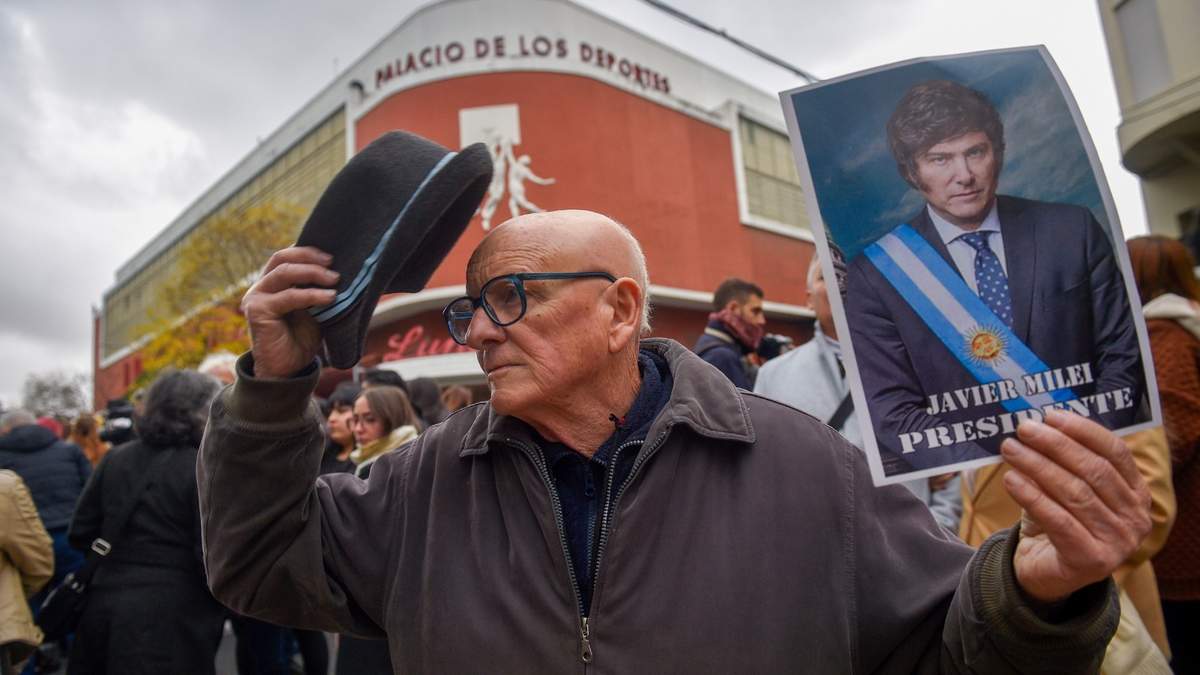 Simpatizantes del presidente de Argentina, Javier Milei, llegan al estadio para la presentación del libro ”Capitalismo, socialismo y la trampa neoclásica” en Buenos Aires, Argentina