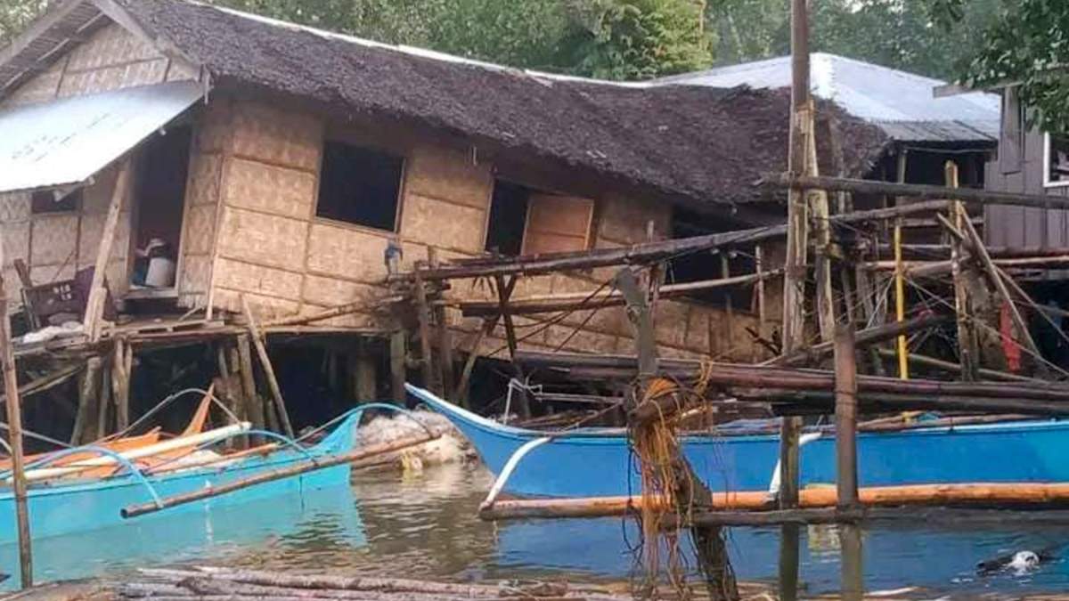 Casa dañada en Hinatuan, Filipinas