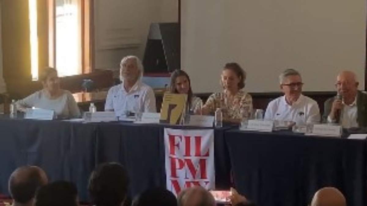 Presentación de "Pasión Puma. Desde la cancha" en la FIL Minería