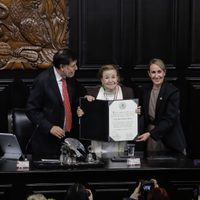 Ninfa María Deándar recibe la Medalla Belisario Domínguez; evoca a Julio Scherer, “el gran héroe”