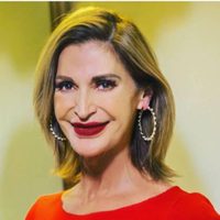 La actriz Alejandra Bogue denuncia transfobia de un Verificentro; Sheinbaum anuncia sanción