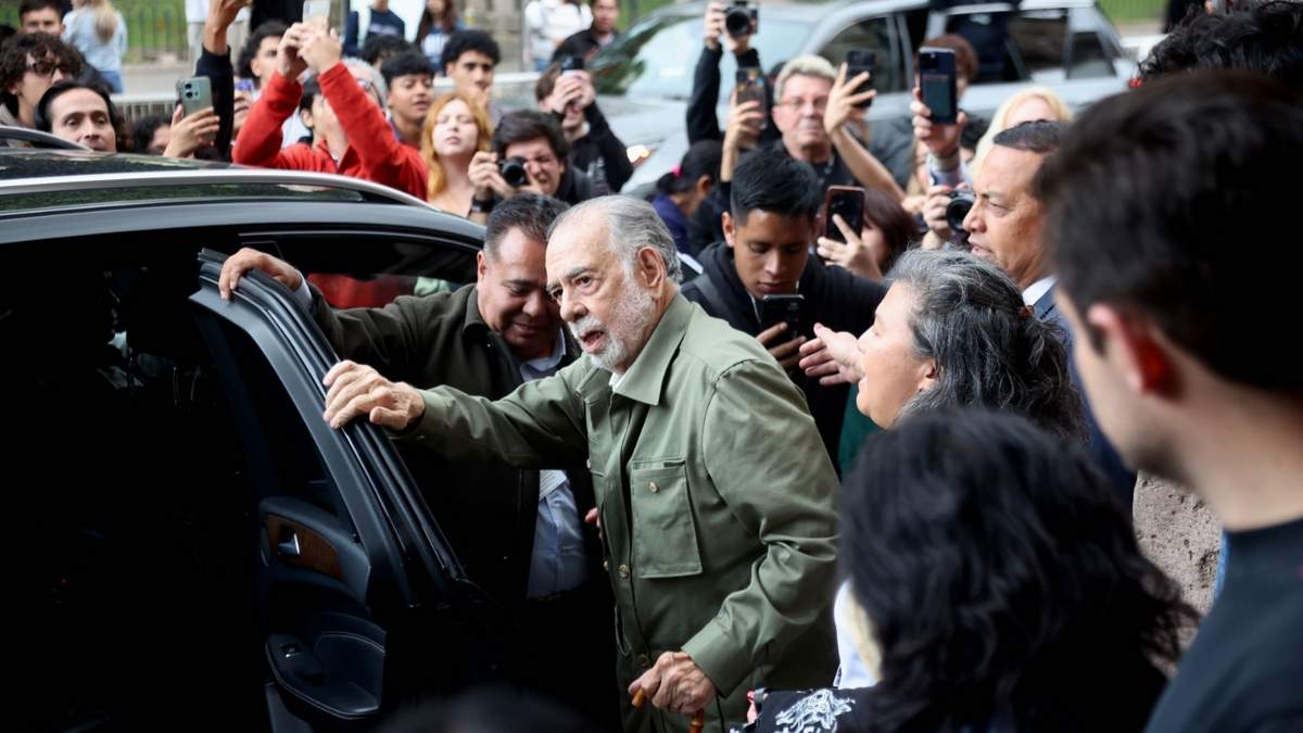 Admiradores esperaron la salida del director Francis Ford Coppola del Teatro Mariano Matamoros