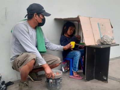 Niña que estudiaba en la calle y debajo de cartones se hace viral y recibe una beca escolar