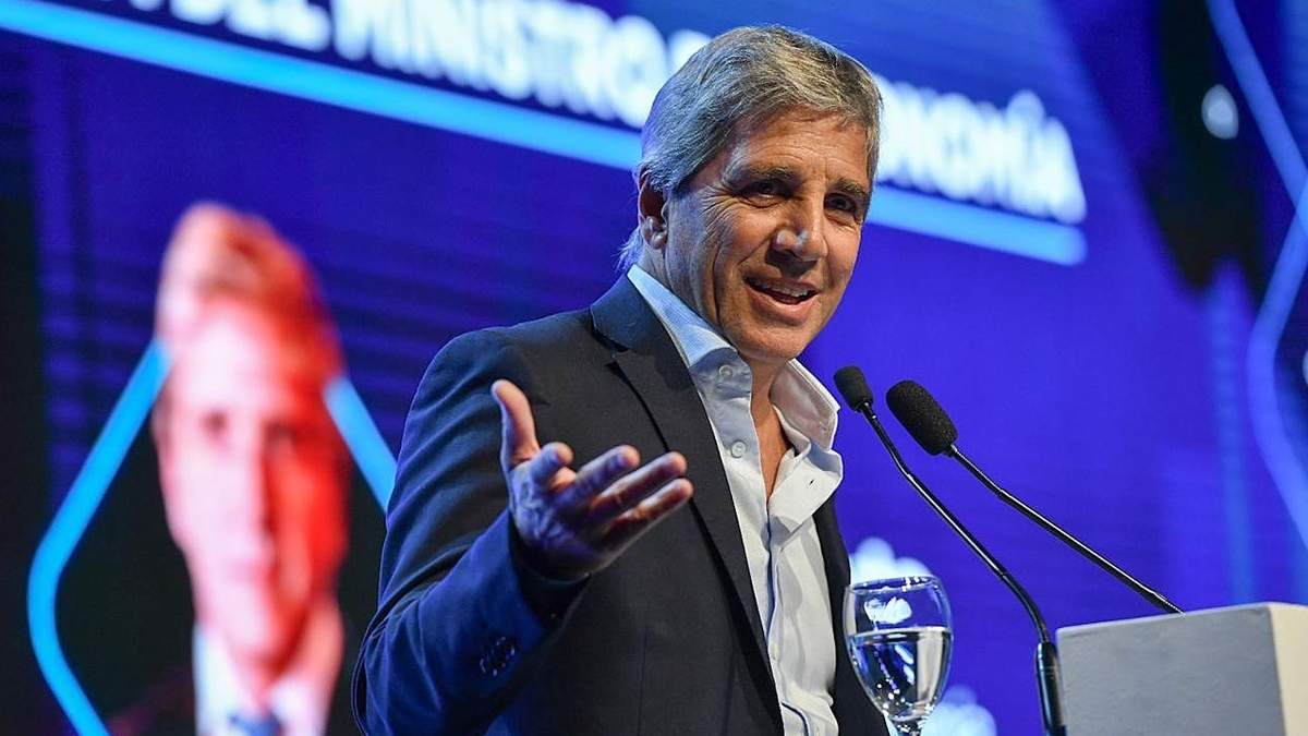 El ministro de Economía defendió el programa económico del Gobierno ante empresarios y diplomáticos.