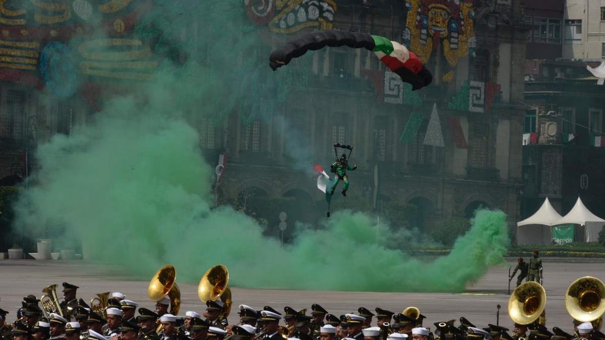 El desfile militar por el 200 aniversario de la Independencia de México
