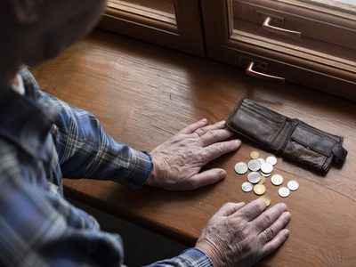 Tener trabajo, educación y vivienda no asegura escapar de la pobreza extrema en España