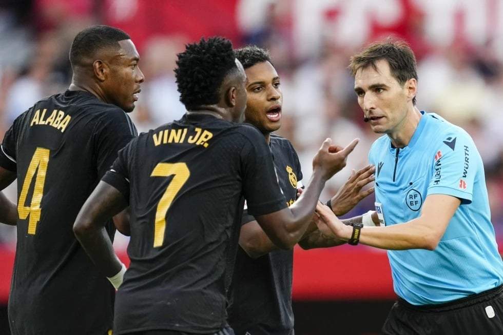 El árbitro Ricardo De Burgos Bengoetxea (derecha) conversa con jugadores del Real Madrid durante un partido de La Liga española entre el Sevilla y el Real Madrid, en el estadio Ramón Sánchez Pizjuán de Sevilla, España, el sábado 21 de octubre de 2023. (