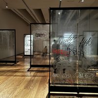 “¿Cómo salimos?”, la exposición de Teresa Margolles con vidrios de balaceras (Video)