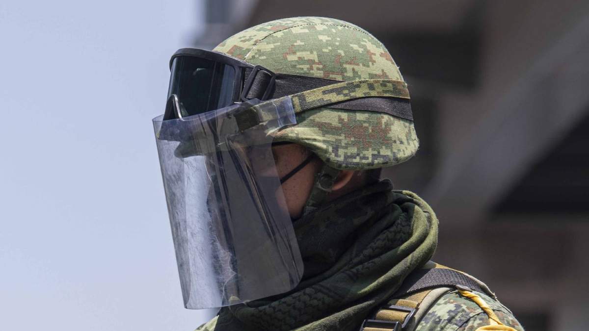 Un elemento de las fuerzas armadas en acción