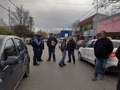 Taxistas de Centenario se manifestaron frente al Deliberante para exigir aumento de la tarifa