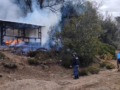 Incendio en Villa Pehuenia destruyó una estructura y amenazó el bosque nativo