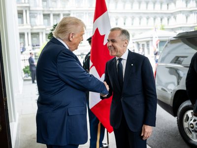 Trump dirige la guerra comercial ahora contra Canadá; anuncia arancel del 35 por ciento