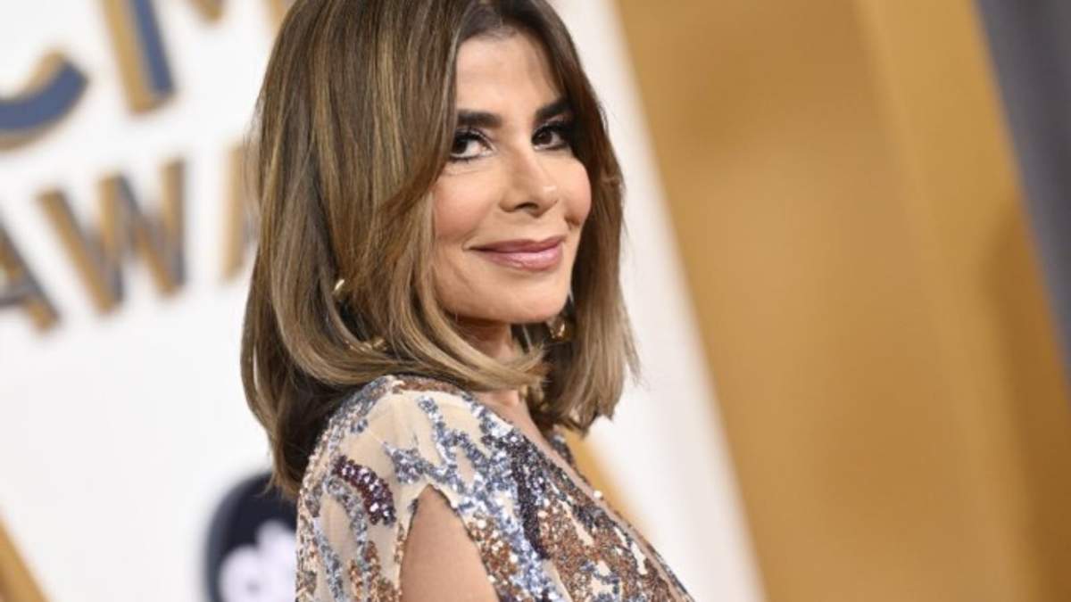 Paula Abdul a su llegada a los 57º Premios Anuales de la CMA, en la Bridgestone Arena de Nashville, Tennessee
