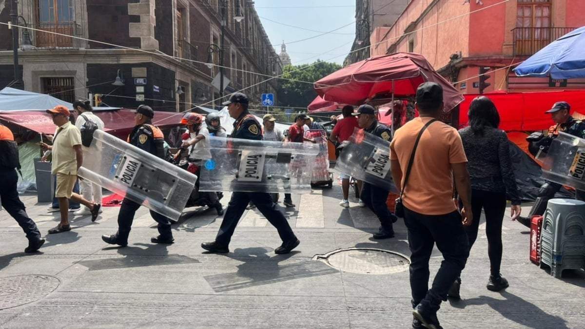 Policías con escudos en el plantón de la CNTE en el Centro HIstórico