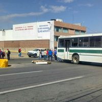 Sección 22 bloquea cruceros del aeropuerto y terminal de autobuses ADO en Oaxaca