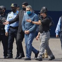 Expresidente de Honduras es extraditado a EU; se dice víctima de una "venganza de los cárteles"