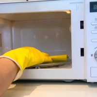 Tips para mantener limpio el horno de microondas con productos que tenemos en casa