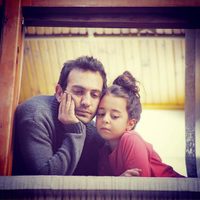 La verdadera relación de Bugra Gülsoy y Beren Gökyıldız de "¿Y tú quién eres?", la novela de Telefe