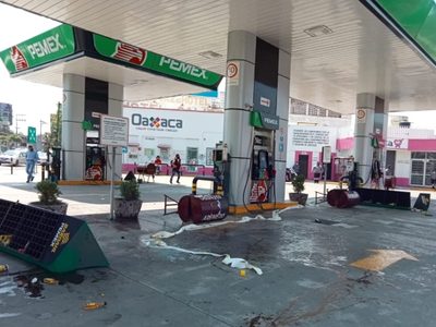 Normalistas de Oaxaca vandalizan inmuebles y agreden a fotógrafo de Quadratín