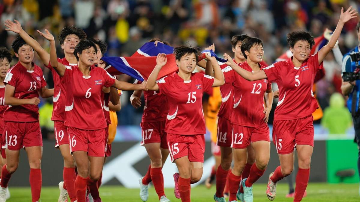 Jugadoras de Corea del Norte celebran después de derrotar a Japón en la final de la Copa del Mundo femenina Sub 20, en el estadio El Campín, en Bogotá, Colombia, el domingo 22 de septiembre de 2024