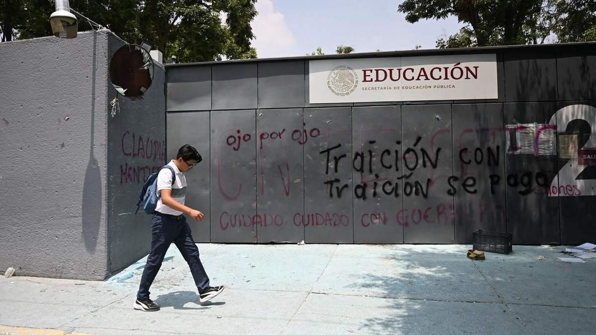 En la sede de la SEP