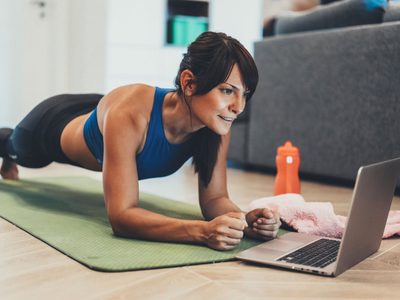 Sin salir de casa ni gastar en el gym: 10 minutos de cardio y ejercicios que te harán perder calorías