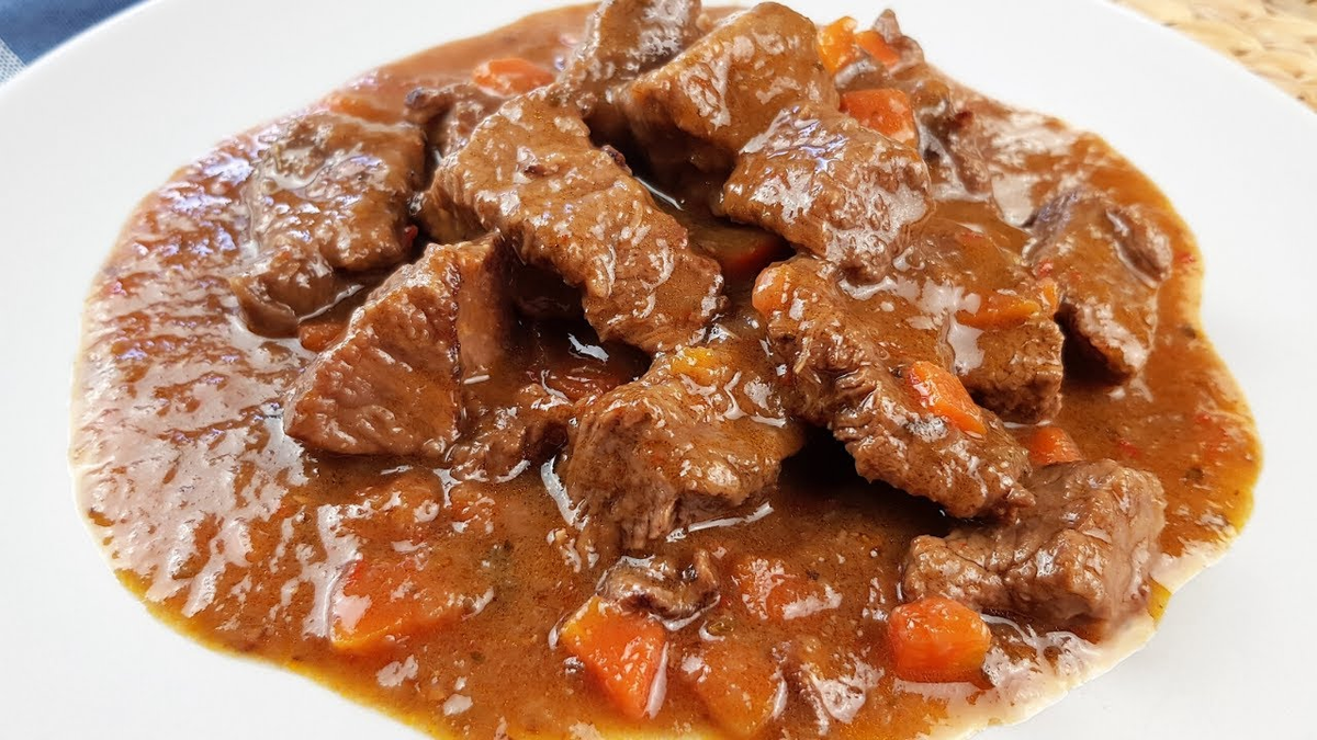 Carne estofada en salsa. Fuente: (YouTube)