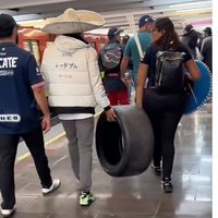 Captan a fan de la F1 llevándose una llanta en el metro de la CDMX tras Gran Premio de México