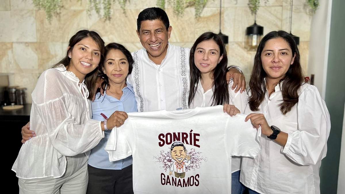 El candidato de la coalición Juntos Haremos Historia en Oaxaca, Salomón Jara Cruz, y su familia