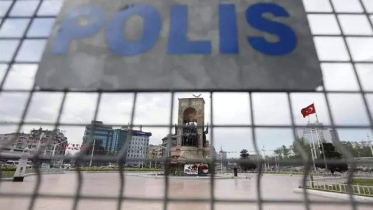 Una valla de la Policía de Turquía en una plaza en Estambul