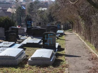 Aparecen esvásticas pintadas en un ayuntamiento y varias iglesias de Sena y Marne, en Francia