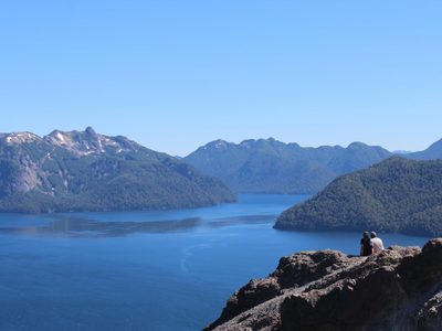 Una turista tuvo que ser rescatada al intentar cruzar un puente en el Lago Tromen