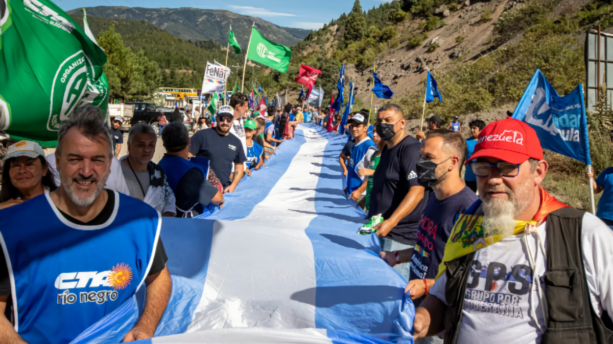Marcha por Lago Escondido. Fuente: (Twitter)