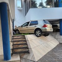 Pocos reflejos y mucho alcohol: casi se mete con el auto en la comisaría Primera