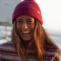 El accesorio noventero que vuelve con todo y le gana la pulseada al gorro de lana: así podés combinarlo