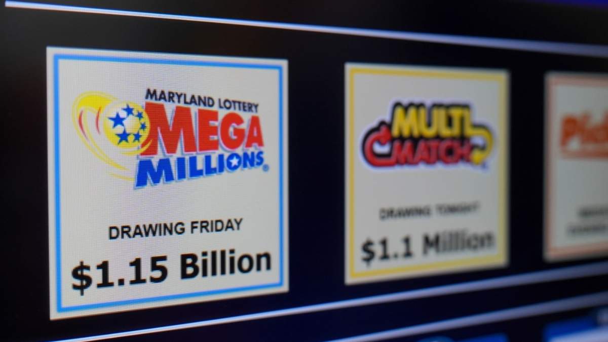 La opción de participar en el sorteo con un bote de 1.500 millones de dólares de la lotería Mega Millions, vista en una máquina de apuestas dentro de una gasolinera en Baltimore