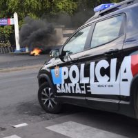 La policía de Rosario mantiene su protesta y agredió a uno de los jefes locales