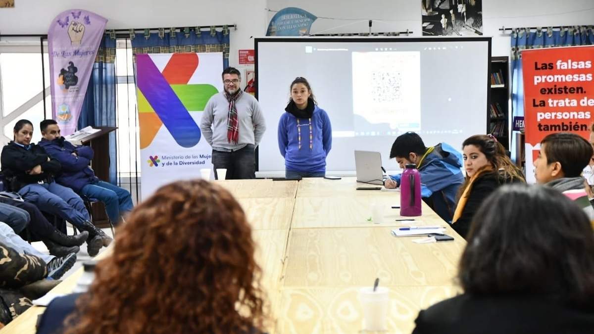 Encuentro en la Municipalidad de Rincón de los Sauces para concientizar sobre la trata de personas. Fuente: (Twitter)