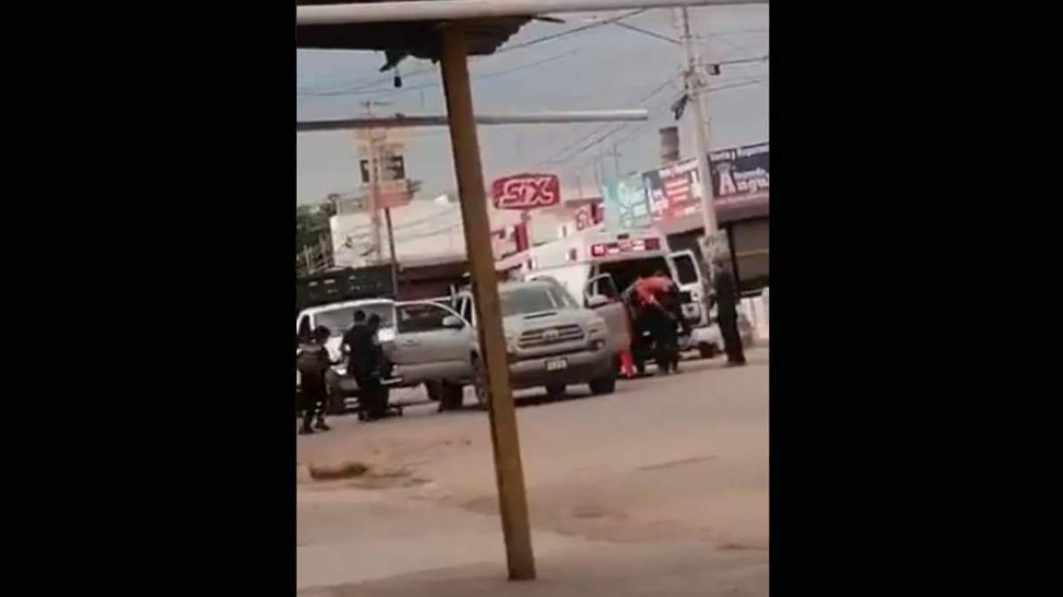 Los presuntos sicarios subieron al menos a tres hombres heridos a la ambulancia